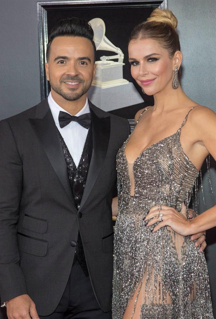 Luis Fonsi y la modelo Agueda López posan a su llegada al Madison Square Garden.