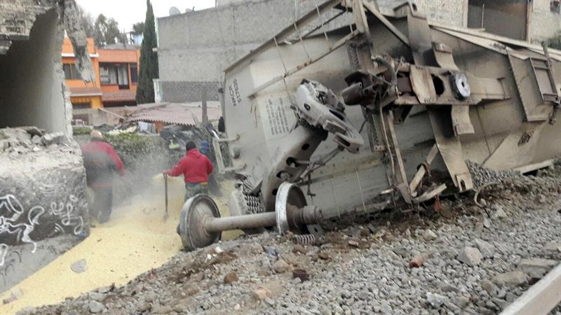 Operaciones de rescate en el lugar del accidente de tren de carga hoy, jueves 18 de enero de 2018, en Ecatepec. 