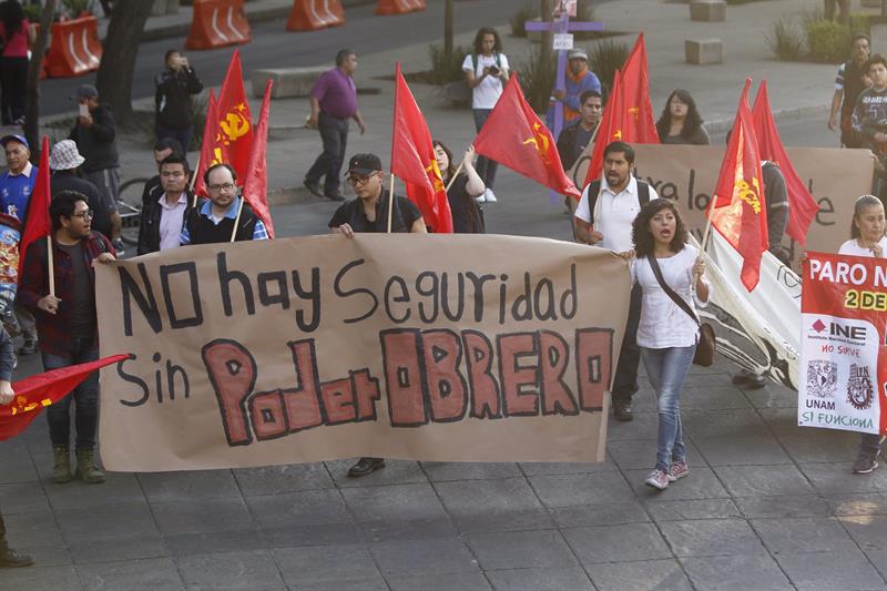 Un grupo de personas participan en una manifestaci&oacute;n en Ciudad de M&eacute;xico contra la Ley de Seguridad Interior.