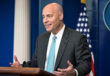 "El presidente (Donald Trump) está listo para firmar una ley que mantenga al Gobierno federal operando (...). Desafortunadamente, parece que los demócratas en el Senado están atrincherados para forzar el cierre", aseguró Marc Short.