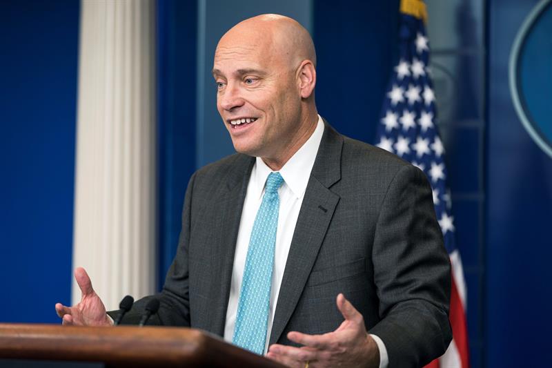 "El presidente (Donald Trump) est&aacute; listo para firmar una ley que mantenga al Gobierno federal operando (...). Desafortunadamente, parece que los dem&oacute;cratas en el Senado est&aacute;n atrincherados para forzar el cierre", asegur&oacute; Marc Short.