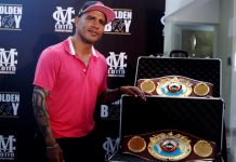 El recién retirado boxeador puertorriqueño Miguel Cotto posa mientras sostiene la faja de diamantes que le entregó la Organizacion Mundial de Boxeo (OMB) durante un homenaje hoy, martes 23 de enero de 2018
