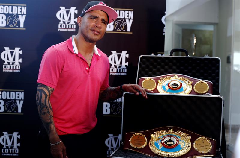 El reci&eacute;n retirado boxeador puertorrique&ntilde;o Miguel Cotto posa mientras sostiene la faja de diamantes que le entreg&oacute; la Organizacion Mundial de Boxeo (OMB) durante un homenaje hoy, martes 23 de enero de 2018