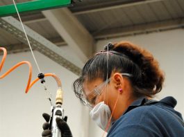 México, uno de los mayores generadores de basura electrónica en Latinoamérica Fotografía de la empresa Recicla Electrónicos México (REMSA) que muestra a una mujer desarmando un aparato electrónico.