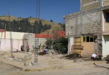 Mexicanos reconstruyen sus casas entre denuncias de fallas en reparto de ayudas Un grupo de personas reconstruyendo sus viviendas, en el Municipio de Jojutla, Morelos (México).