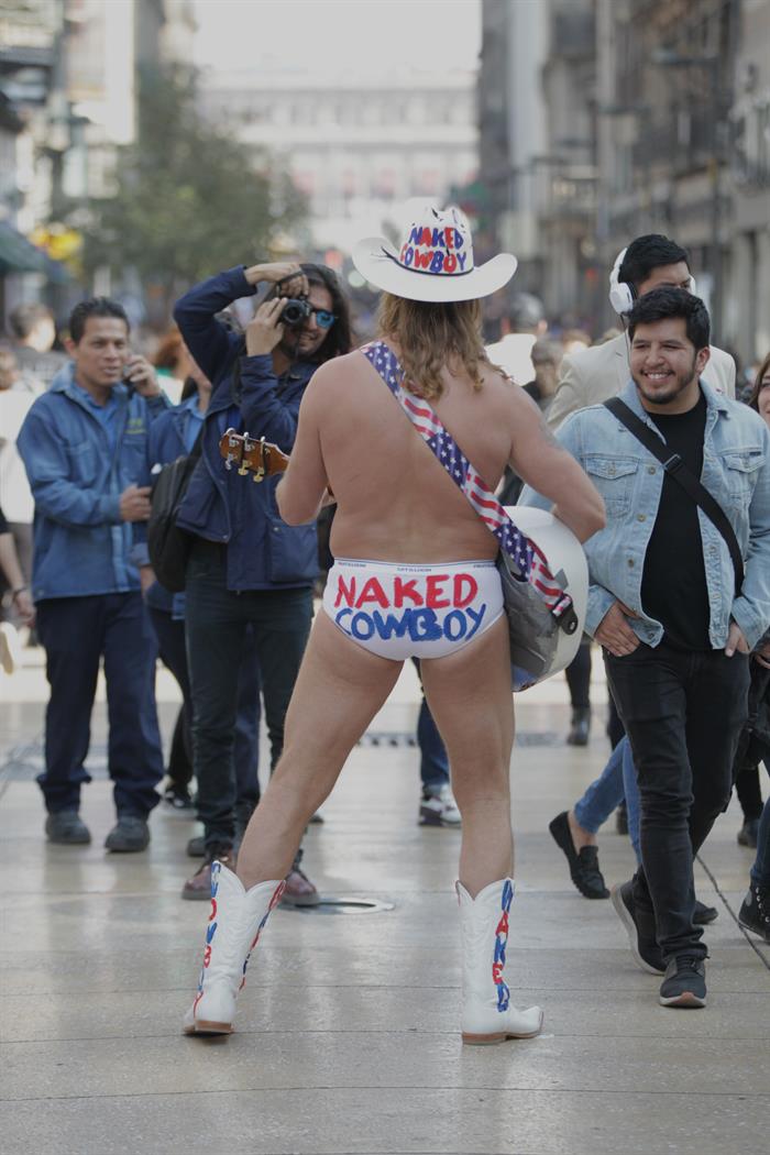  El artista callejero estadounidense Robert John Burck, conocido como el "Vaquero Desnudo", toca su guitarra ante un grupo de transe&uacute;ntes hoy, viernes 12 de enero de 2018, en Ciudad de M&eacute;xico (M&eacute;xico). 