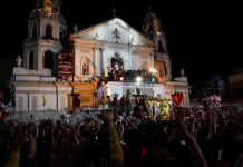 El Nazareno Negro entra a la Iglesia de Quiapo después de una procesión de 22 horas para celebrar su fiesta.