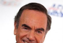 Neil Diamond anuncia que padece parkinson y que deja los escenarios Neil Diamond a su llegada a los premios MusiCares del Año en Los Ángeles.