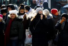 Peatones se protegen del frío con sus abrigos en Nueva York.