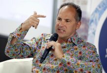 El venezolano Omar Vizquel, participa de un conversatorio con los miembros de la Asociación Panameña de Ejecutivos de Empresas en Panamá.