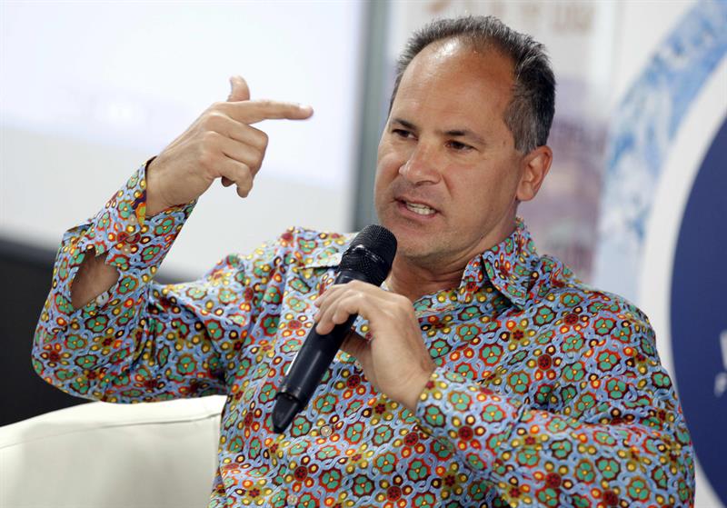 El venezolano Omar Vizquel, participa de un conversatorio con los miembros de la Asociación Panameña de Ejecutivos de Empresas en Panamá.
