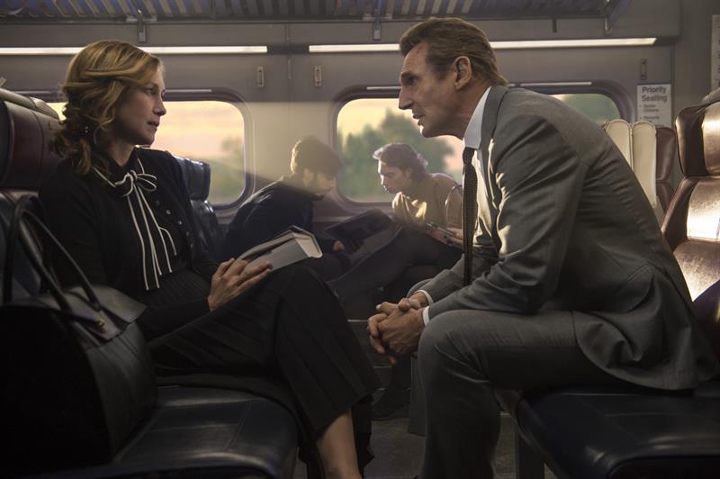 El actor Liam Neeson como Michael y la actriz Vera Farmiga como Joanna, durante una escena del thriller "The Commuter" del cineasta Jaume Collet-Serra que figura como una de las principales novedades de la cartelera estadounidense de este fin de semana.