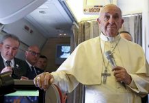 El papa Francisco charla con periodistas a bordo del vuelo hacia Chile.