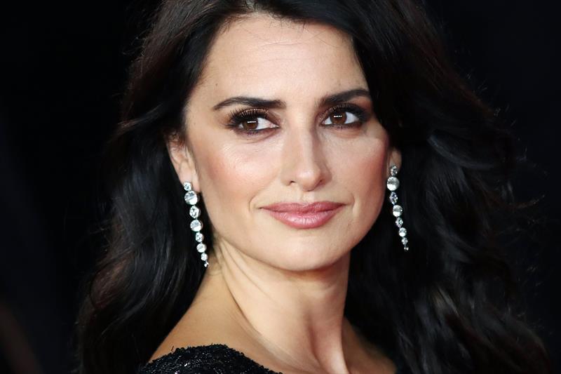 la actriz espa&ntilde;ola Pen&eacute;lope Cruz mientras posa para los fot&oacute;grafos durante la presentaci&oacute;n de la pel&iacute;cula Asesinato en el Orient Express en el Royal Albert Hall en Londres.