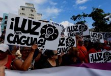 Manifestantes protestan para pedir información sobre el restablecimiento del fluido eléctrico, afectado por el paso del huracán María.