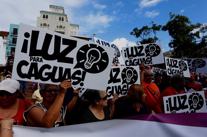 Manifestantes protestan para pedir información sobre el restablecimiento del fluido eléctrico, afectado por el paso del huracán María.