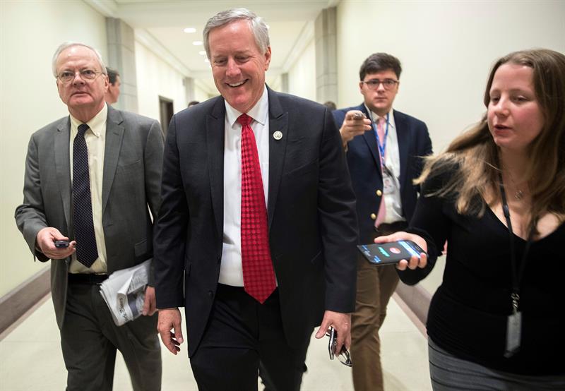  El presidente del Caucus, Mark Meadows (c), atienden a la prensa en el Capitolio, en Washington DC.
