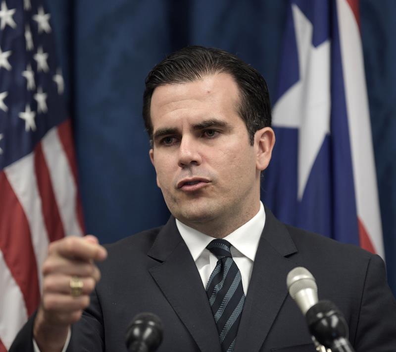 Ricardo Rosell&oacute;, habla durante una rueda de prensa.