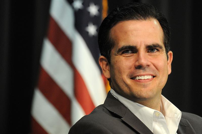 Ricardo Rossell&oacute;, firm&oacute; hoy un proyecto de ley que establece el derecho de los ciudadanos de la isla a expresarse, mediante voto simb&oacute;lico.