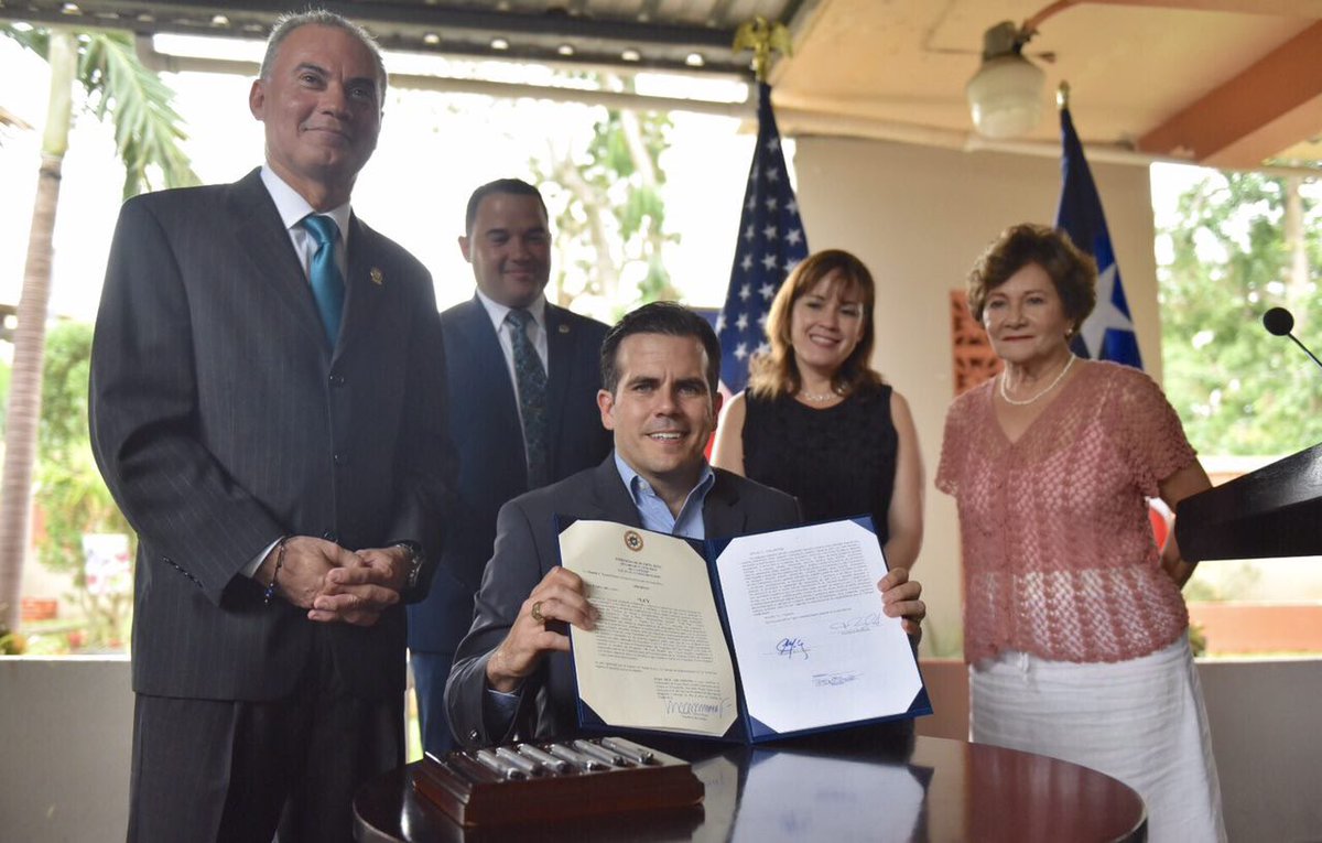 Ricardo Rossell&oacute;, convirti&oacute; hoy en ley varios proyectos legislativos que respaldan diversos programas dirigidos a mejorar las condiciones de vida de la poblaci&oacute;n de la tercera edad en la isla y mejorar su calidad de vida. (foto twitter @ricardorossello)