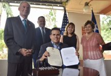 Ricardo Rosselló, convirtió hoy en ley varios proyectos legislativos que respaldan diversos programas dirigidos a mejorar las condiciones de vida de la población de la tercera edad en la isla y mejorar su calidad de vida. (foto twitter @ricardorossello)