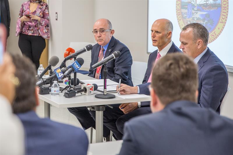 El gobernador, Rick Scott (c); el portavoz de la Cámara de Representantes, Richard Corcoran (d), y el activista comunitario Fabio Andrade (i) durante una reunión con miembros de la comunidad venezolana.
