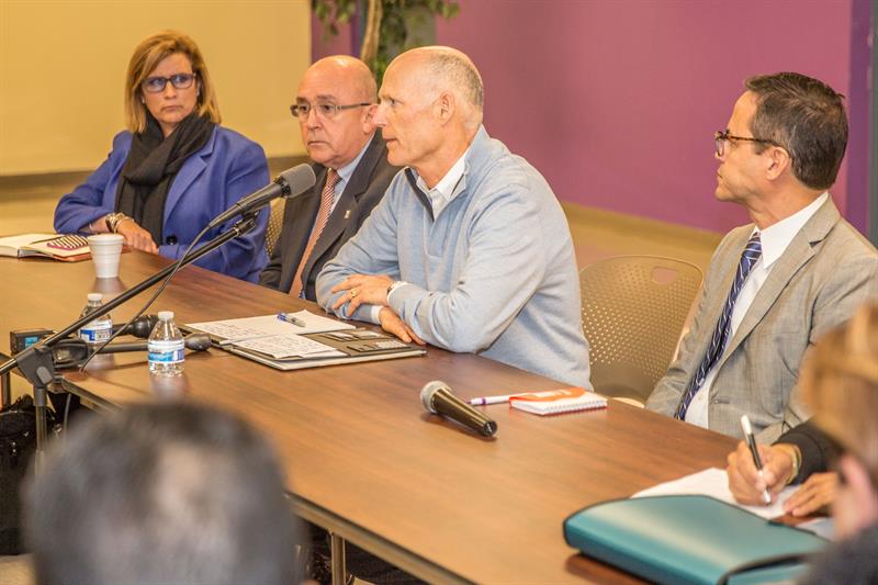 Rick Scott mientras habla en una mesa redonda hoy, martes 2 de enero de 2018, en la Universidad Albizu en Doral, Florida.