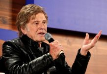 El actor estadounidense y fundador del festival Robert Redford brinda la conferencia de prensa inaugural del Festival de Cine de Sundance 2018.