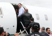México agradece apoyo de Panamá al concluir extradición de exgobernador Exgobernador de Quintana Roo Roberto Borge (c), mientras ingresa al avión de la Procuraduría General de la República (PGR, Fiscalía) que lo trasladó a México.