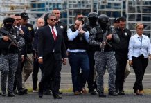Roberto Borge en la llegada al Aeropuerto Internacional de la Ciudad de México.