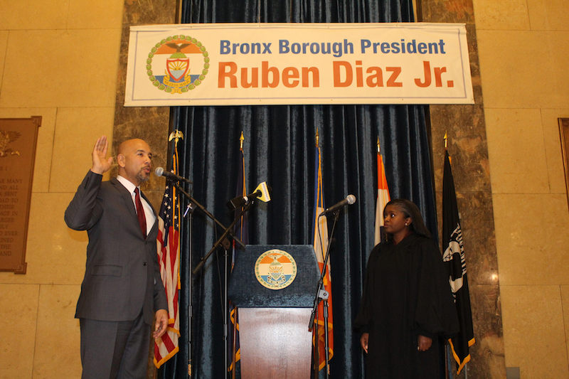 Rub&eacute;n D&iacute;az Jr. siendo juramentado a su tercer mandato como 13&deg; presidente del condado de El Bronx. La Excma. Elizabeth A. Taylor, Jueza del Tribunal Civil de la Ciudad de Nueva York, en el condado de El Bronx estuvo a cargo de la juramentaci&oacute;n del presidente del condado, Ruben D&iacute;az Jr., la ceremonia se llev&oacute; a cabo en el edificio de la Corte Suprema de El Bronx, Veterans Memorial Hall.