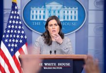 "Consideramos esta decisión como indignante", aseguró Sarah Sanders.