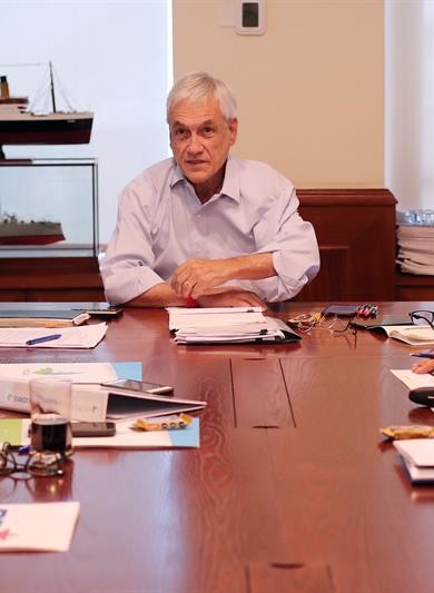 Donald Trump, habló por teléfono con el presidente electo de Chile, Sebastián Piñera, al cual felicitó por su reciente victoria electoral y con quien departió sobre diversos "asuntos de interés mutuo", así como sobre el deterioro de la situación en Venezuela.