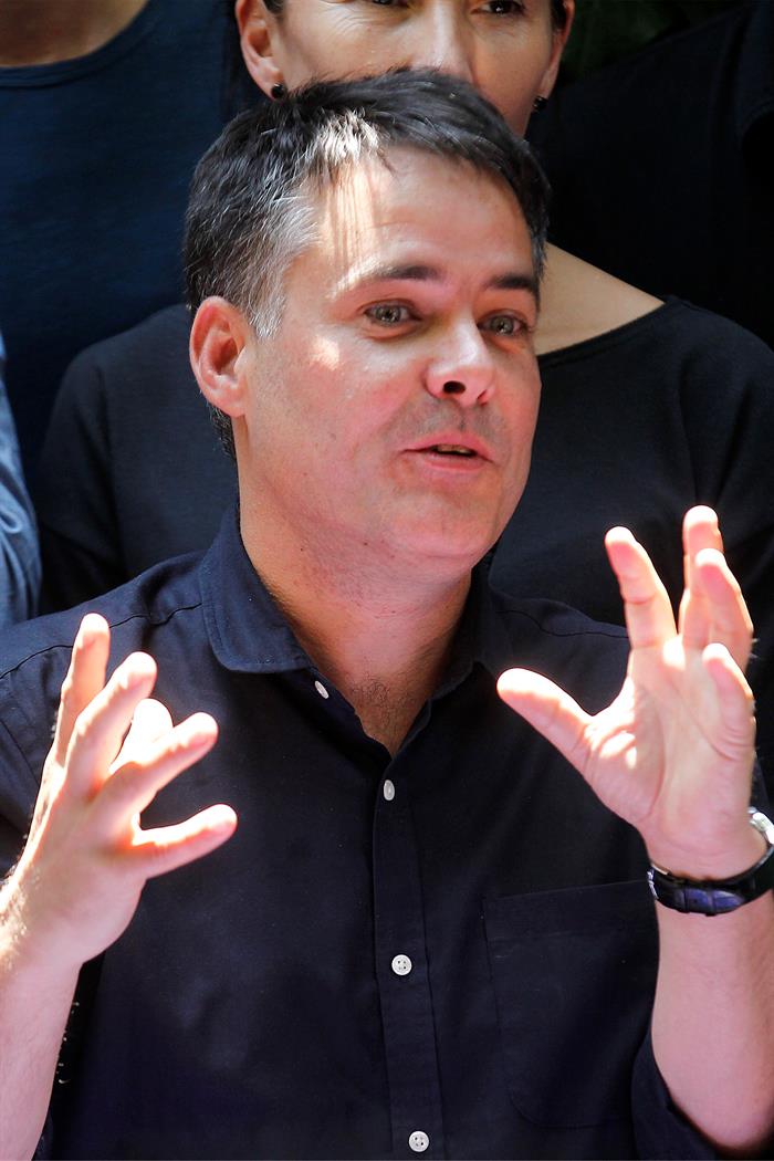 Sebastian Lelio, director y coguionista de la pel&iacute;cula chilena "Una mujer fant&aacute;stica", habla con los medios de comunicaci&oacute;n.