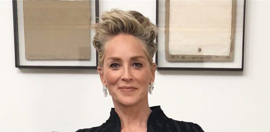 Sharon Stone sufrió en 2001 un aneurisma cerebral que la ha apartado de los focos hasta ahora, cuando 17 años después se ha sentido lo suficientemente fuerte como para protagonizar su primer gran proyecto tras la enfermedad. (foto twitter @sharonstone)