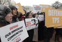 Activistas pro inmigración, líderes comunitarios e inmigrantes protestan frente a la Casa Blanca, en Washington (Estados Unidos), contra la cancelación del estatus de protección temporal (TPS) a los salvadoreños.