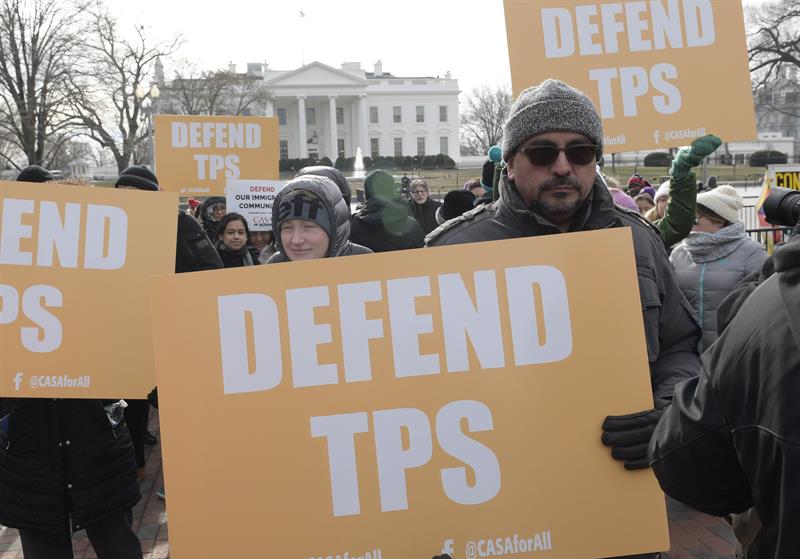 Activistas pro inmigraci&oacute;n, l&iacute;deres comunitarios e inmigrantes protestan hoy, lunes 8 de enero de 2018, frente a la Casa Blanca, en Washington (Estados Unidos), contra la cancelaci&oacute;n del estatus de protecci&oacute;n temporal (TPS) a los salvadore&ntilde;os. 