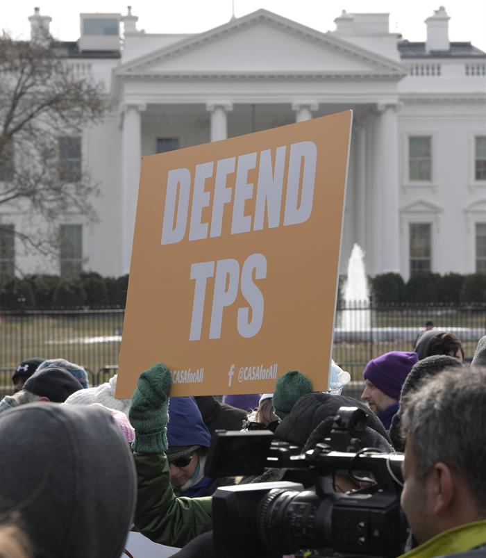 Activistas pro inmigración, líderes comunitarios e inmigrantes protestan frente a la Casa Blanca, en Washington.