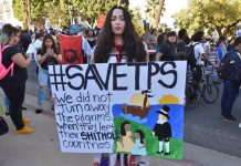 Claudia Treminio, de raíces salvadoreñas, posa con un cartel durante la marcha por la residencia permanente para beneficiados con TPS el pasado sábado 13 de enero de 2018.