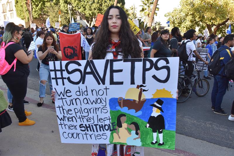 Claudia Treminio, de raíces salvadoreñas, posa con un cartel durante la marcha por la residencia permanente para beneficiados con TPS el pasado sábado 13 de enero de 2018.