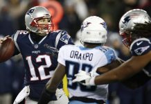 El mariscal de campo de los New England Patriots, Tom Brady (L), pasa frente a los Tennessee Titans en el primer cuarto de su partido de Divisional Playoff de la AFC en el Gillette Stadium en Foxborough, Massachusetts