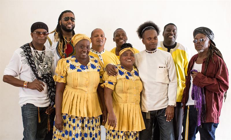 Algunos de los integrantes de The Garifuna Collective, que reúne a cinco músicos y dos cantantes, todos beliceños salvo una mujer hondureña.