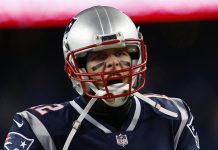 Tom Brady, de los Patriots de Nueva Inglaterra, autorizó que una réplica de su anillo del Super Bowl 51 estuviera en subasta que se abrió hoy en la capital neoyorquina.
