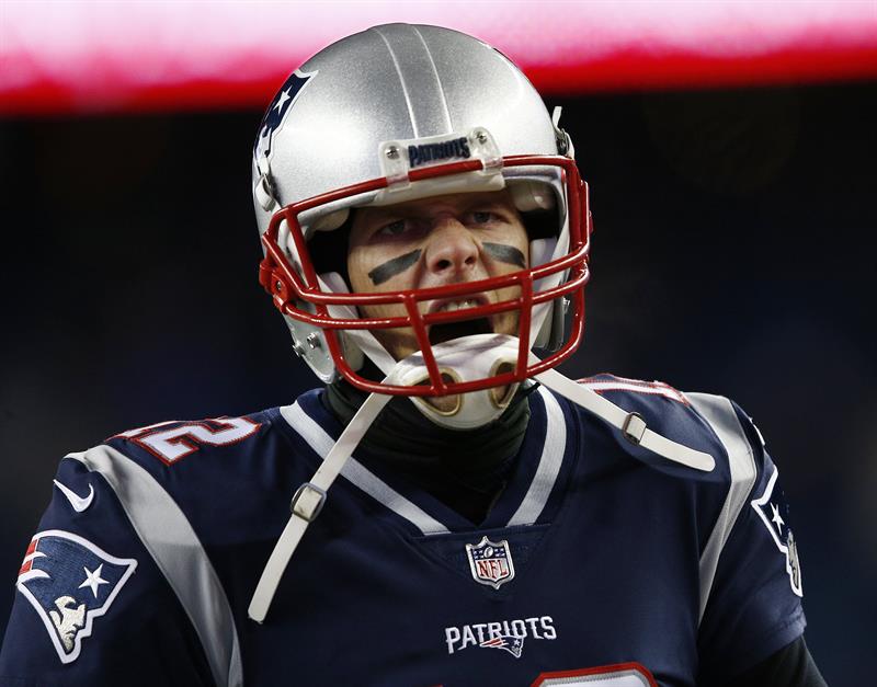 Tom Brady, de los Patriots de Nueva Inglaterra, autoriz&oacute; que una r&eacute;plica de su anillo del Super Bowl 51 estuviera en subasta que se abri&oacute; hoy en la capital neoyorquina.