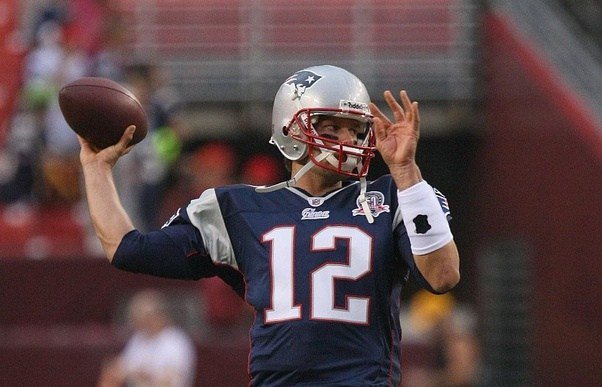 Tom Brady, se lesionó la mano derecha en una colisión menor durante los entrenamientos del miércoles. (foto twitter)