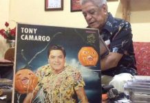 Dos noches por semana y con casi 92 años, el mexicano Tony Camargo, cantante del imperecedero tema "El año viejo", revive su éxito en las plazas públicas de Mérida, la ciudad mexicana que hace 40 años eligió como su casa. (foto twitter)