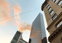 Al menos dos heridos en un incendio en azotea de la Torre Trump en Nueva York Columna de humo tras originarse un incendio en la azotea de la Torre Trump.