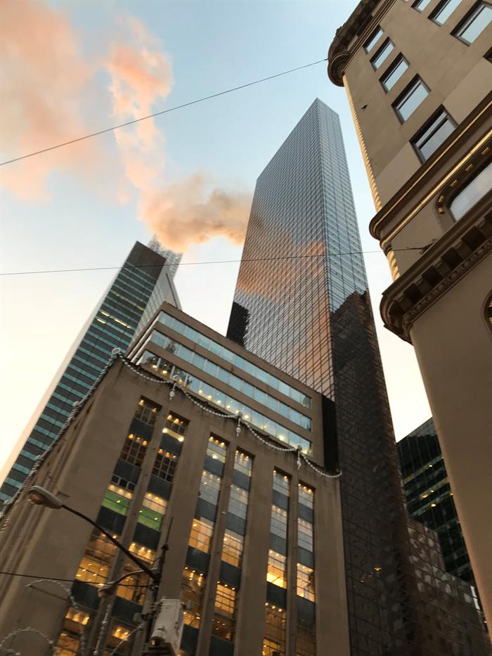 Columna de humo tras originarse un incendio en la azotea de la Torre Trump.