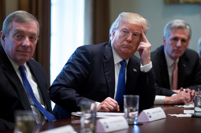 El presidente Donald Trump (c), y el senador Dick Durbin (i) participan en una reuni&oacute;n con unos 25 congresistas y senadores de ambos partidos en la Casa Blanca de Washington. 