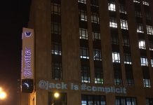 Como respuesta, el grupo Resistance SF proyectó en la fachada de la sede de Twitter en San Francisco varias consignas arremetiendo contra los responsables de la compañía tecnológica por no tomar medidas contra el perfil de Trump. (foto twitter)